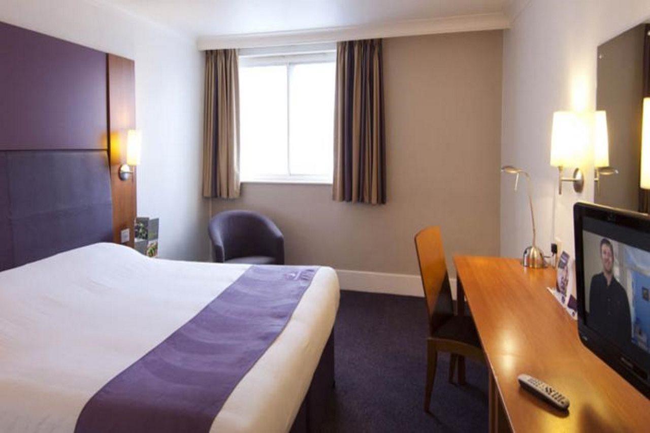 Premier Inn Barnsley Wombwell Экстерьер фото