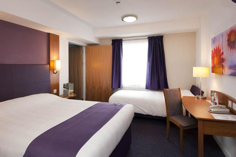 Premier Inn Barnsley Wombwell Экстерьер фото
